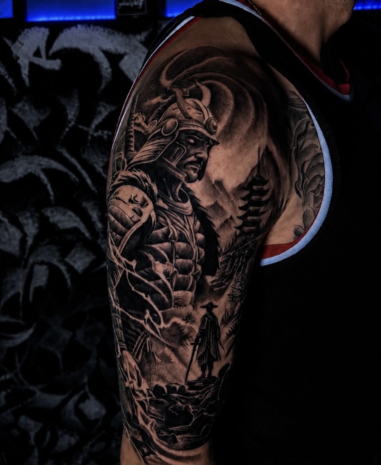 Samurai mit Pagode und Landschaft in Black and Grey auf Schulter und Oberarm