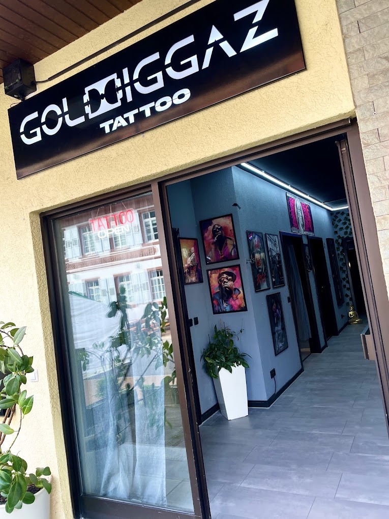 Eingang des Studios in Östringen mit GOLDDIGGAZ-TATTOO-Schild über der Glastür